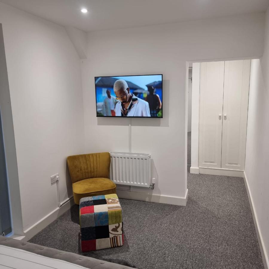 Classic 2 Bed Apartment In Oldkent Road Лондон Экстерьер фото